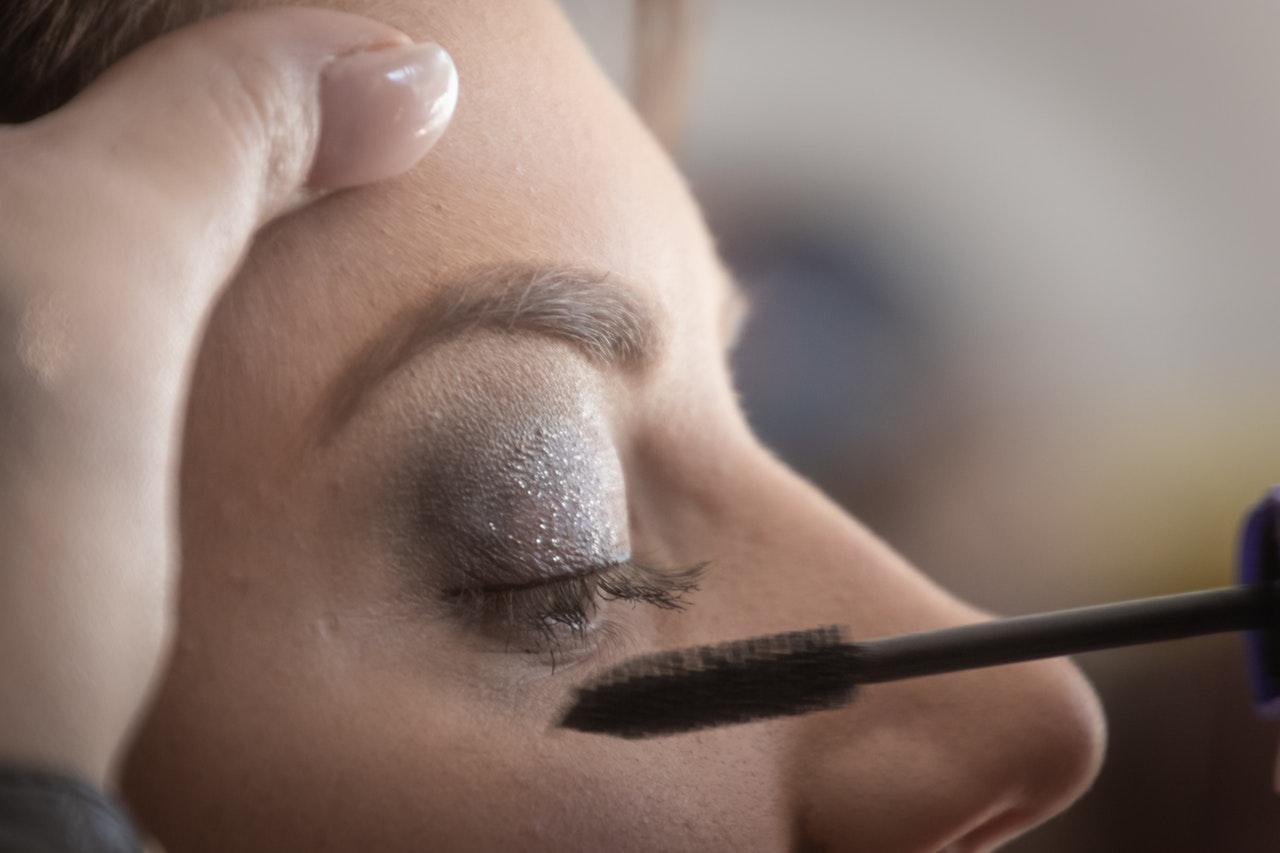 Makyaj yaparken göz sağlığını korumanın yolları