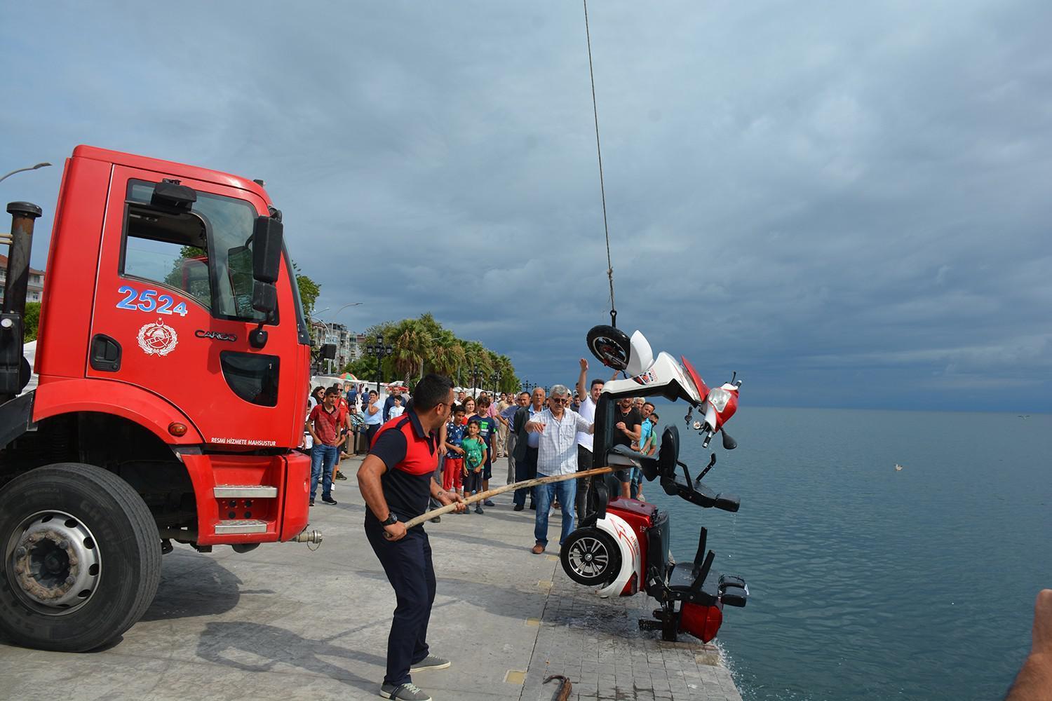 Sinopta elektrikli motosikletli 2 kadın denize uçtu