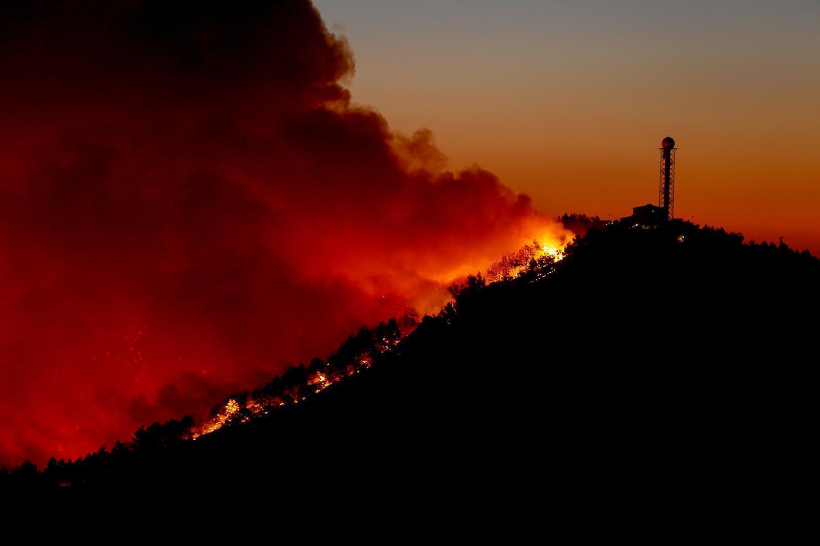 İzmirdeki orman yangını Menderes ve Seferihisar ilçelerine sıçradı