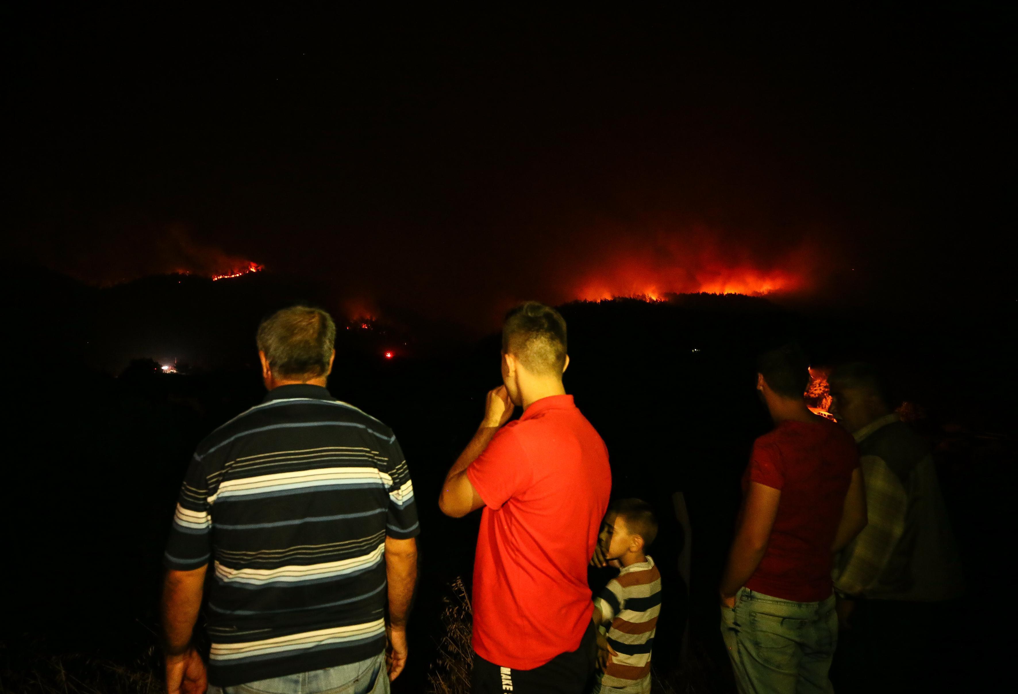 İzmirdeki yangın 3. gününde Gözyaşlarıyla izlediler