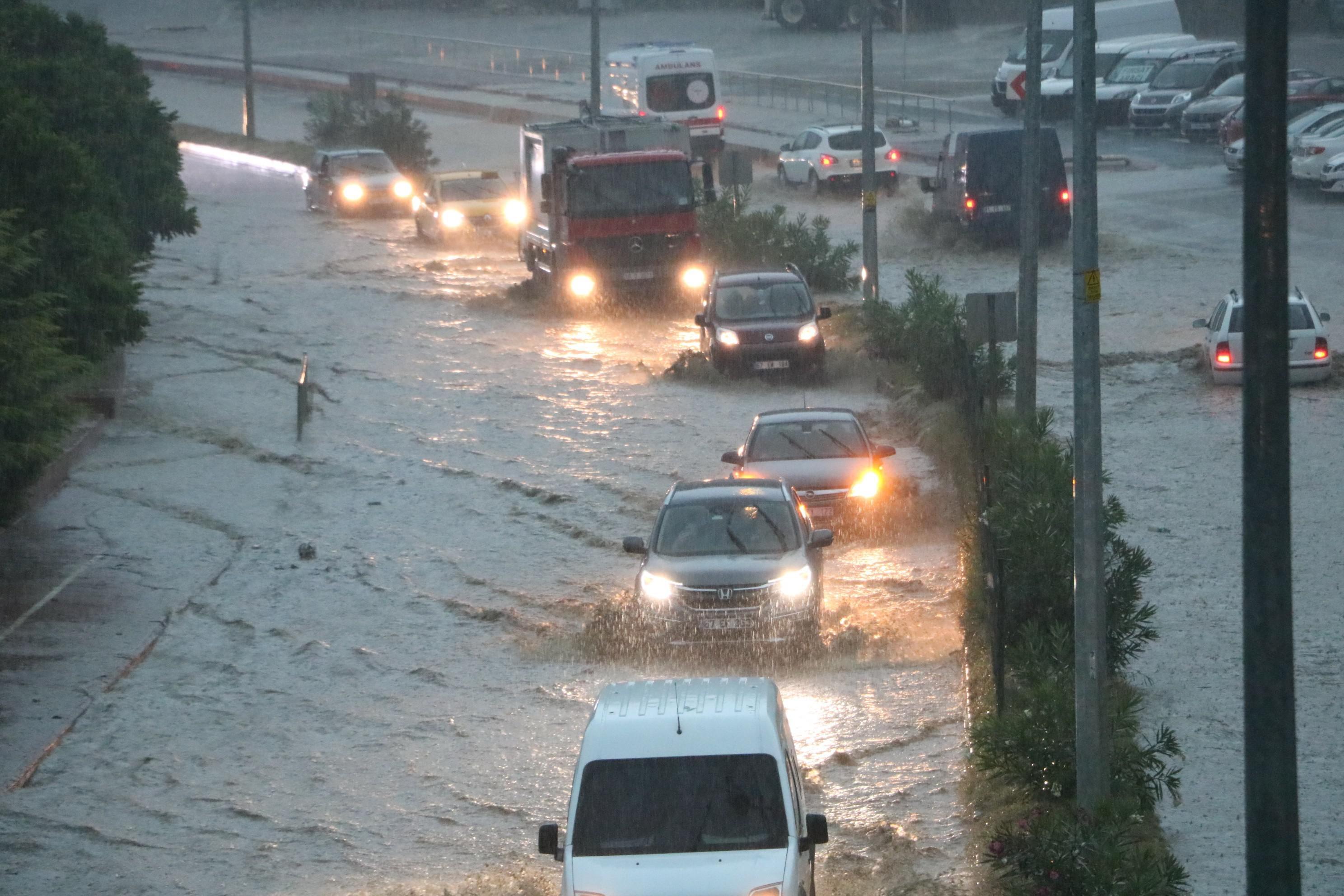 Şiddetli yağış Zonguldakı vurdu Sokaklar göle döndü