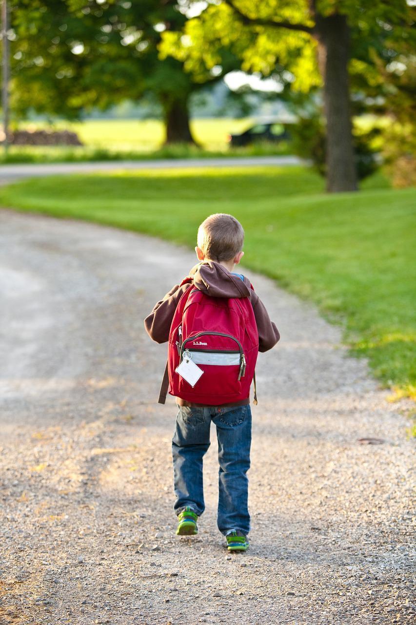 Okul çantası çocuğun boyuna uygun olmalı