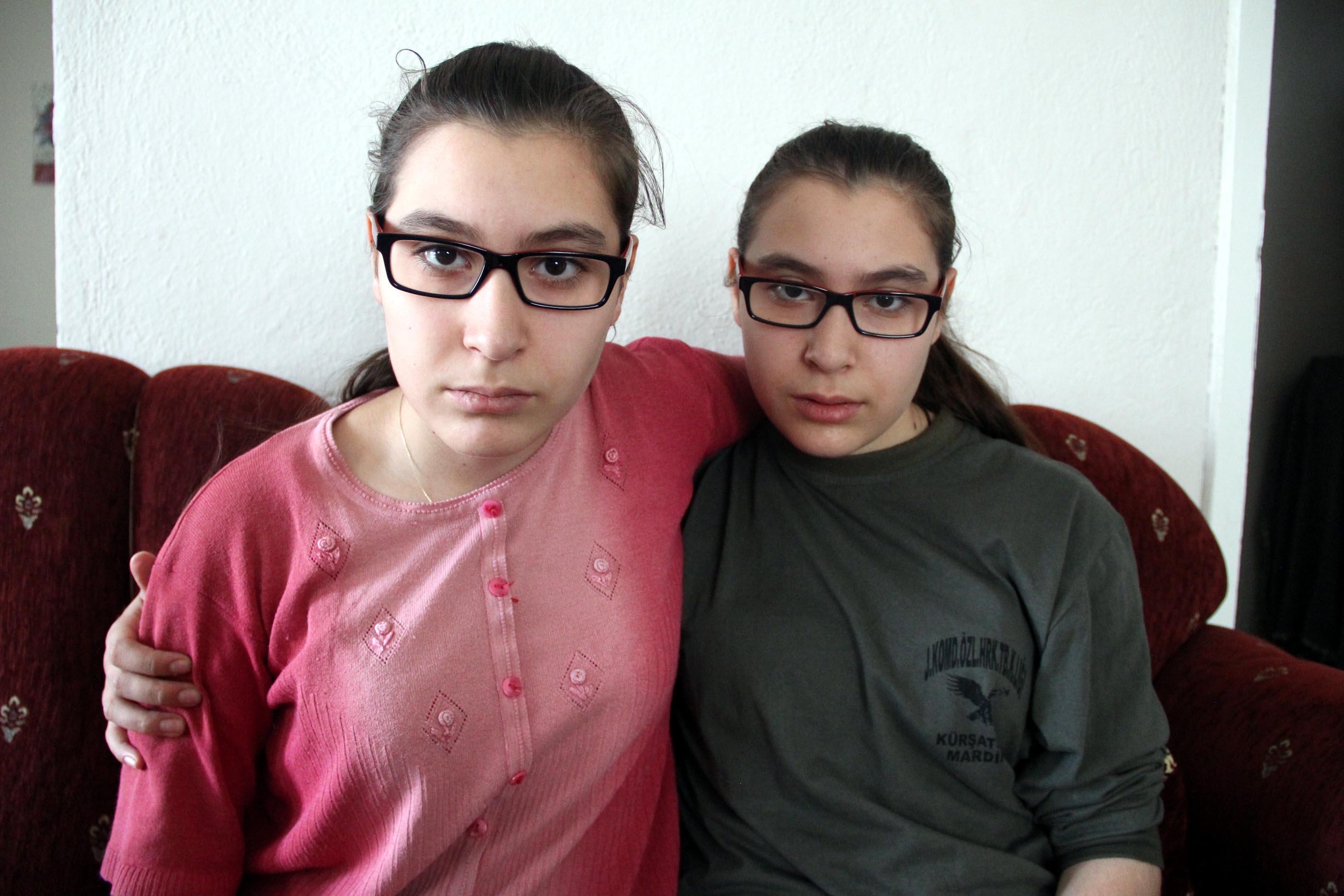 Görme yetilerini kaybeden ikizlerin umudu kök hücre ameliyatı