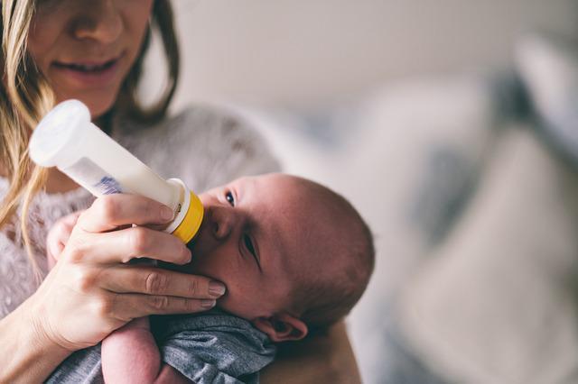 İnek sütü alerjisi olan bebek ve çocuk nasıl beslenmeli
