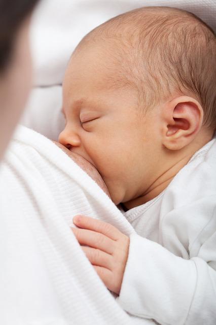 İnek sütü alerjisi olan bebek ve çocuk nasıl beslenmeli