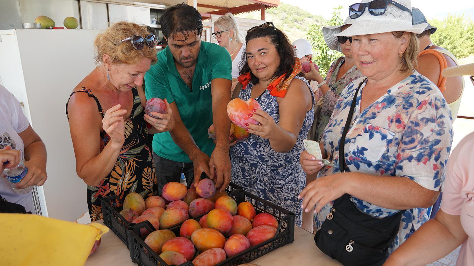 Rus turistler, mangoya hayran kaldı