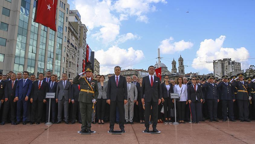 Taksim Cumhuriyet Anıtında 30 Ağustos töreni