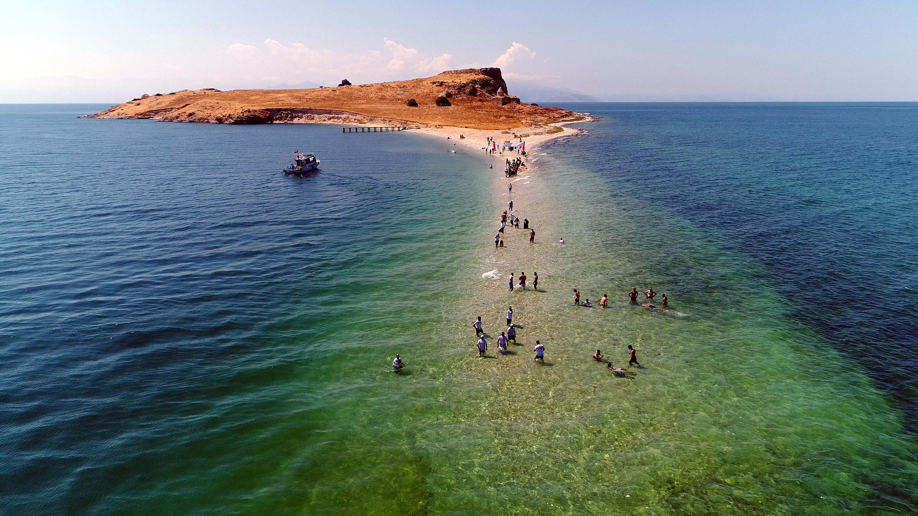Su altındaki antik yoldan Çarpanak Adasına ulaştılar