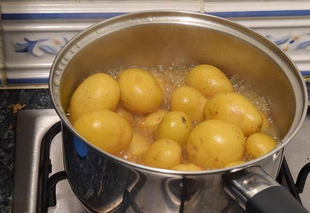Patates nasıl haşlanır Kaç dakikada haşlanır Patates haşlamanın püf noktaları
