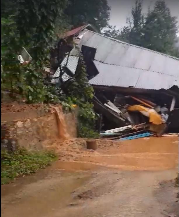 Rize’de şiddetli yağış 1 ev çöktü