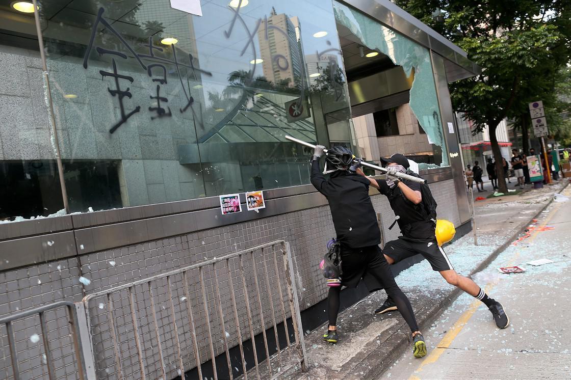 Hong Kongda protestocular barikatları ateşe verdi