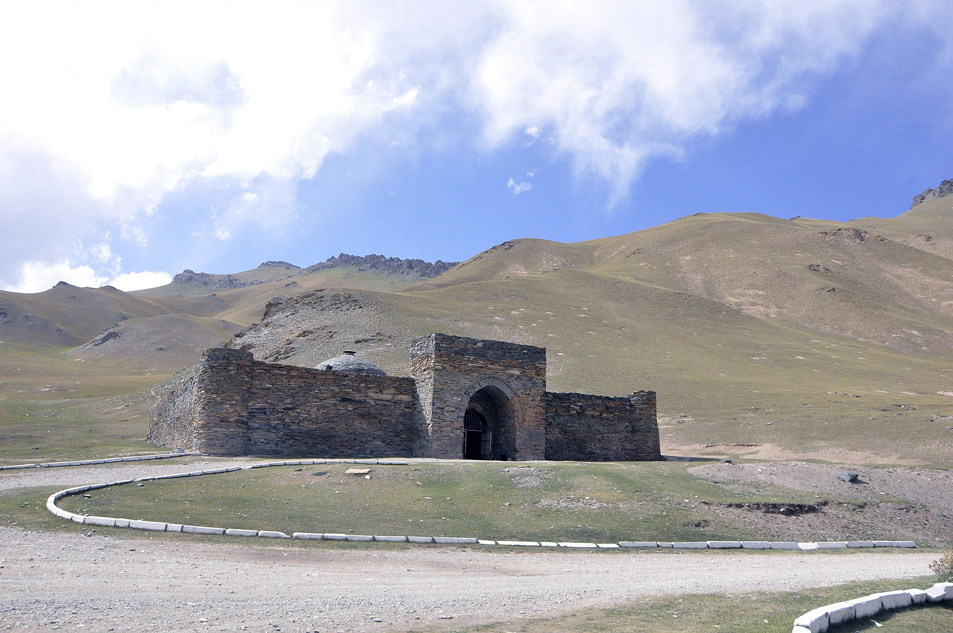 Kırgızistan’ın doğusunda gizemli bir kervansaray: Taş Rabat