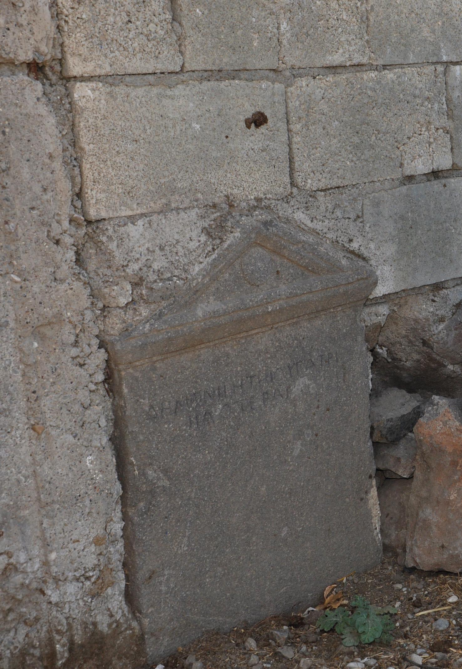 Bahçe duvarında tarihi mezar taşı bulundu