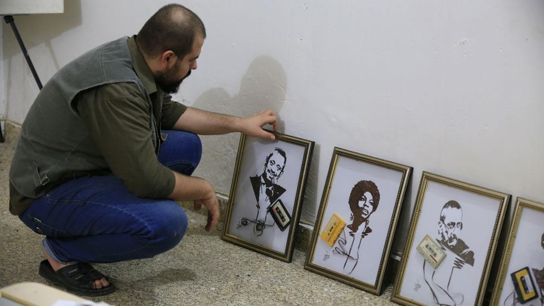 Iraklı genç, kaset bantlarıyla birçok sanatçının portresini yapıyor