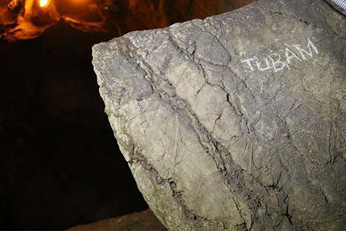 3 milyon yıllık mağaranın duvarlarına yazı yazdılar