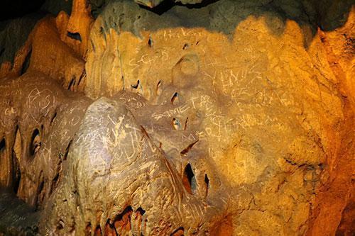 3 milyon yıllık mağaranın duvarlarına yazı yazdılar