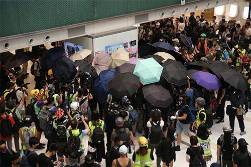 Hong Kong’da göstericiler AVM’yi yağmaladı