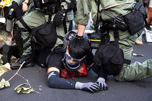 Hong Kong’da göstericiler AVM’yi yağmaladı