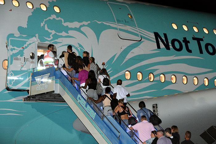 A380 Türkiyedeki ilk uçuşunu Muğladaki turistlerle yaptı