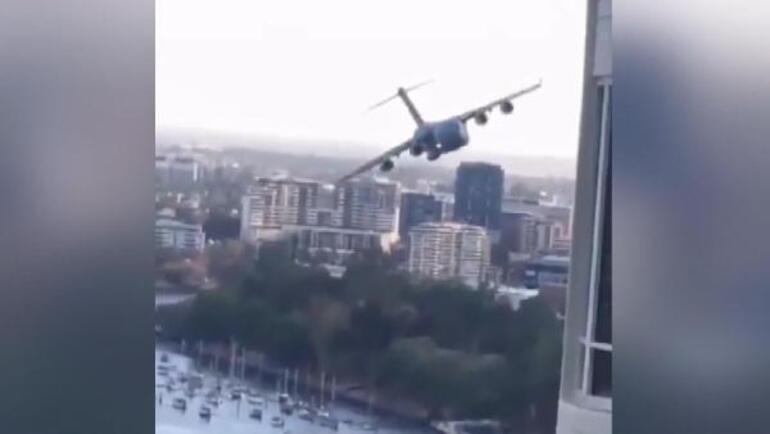 Avustralyada askeri kargo uçağı, gökdelenlerin arasında uçtu