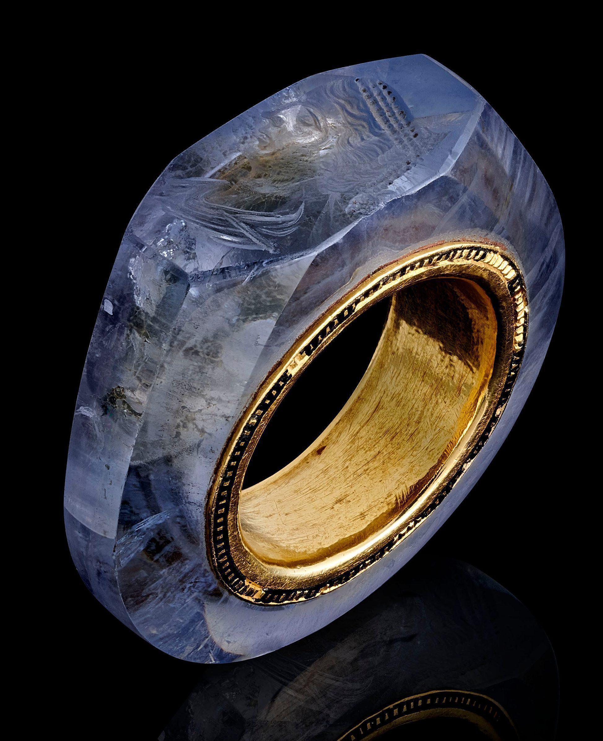 Самое древнее кольцо. Кольцо императора Калигулы из сапфира. 2000-Летнее сапфировое кольцо Калигулы. Кольцо Калигулы из сапфира. Кольцо императора Калигулы из цельного куска сапфира.