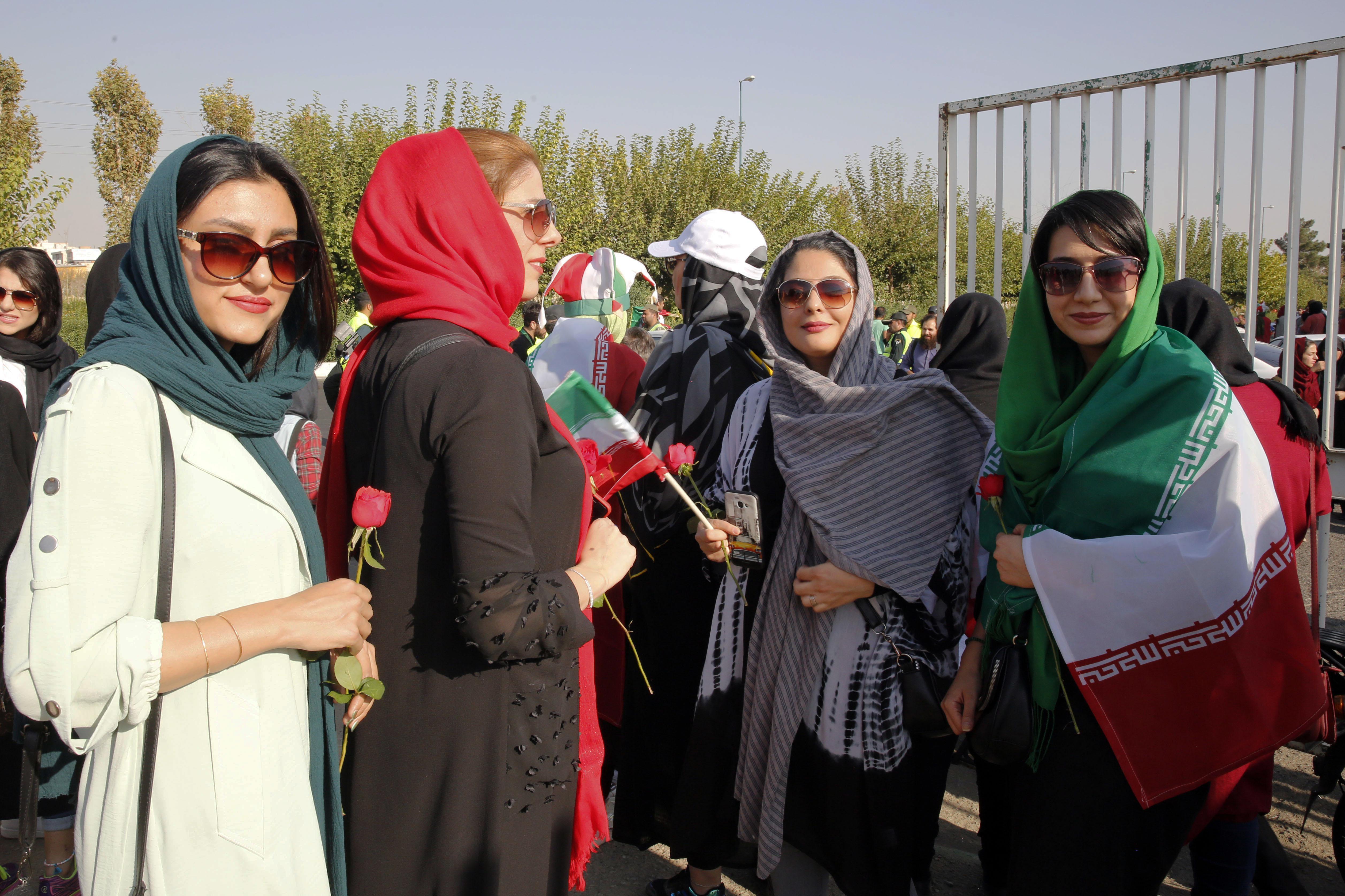 İranda kadınlar 40 yıl sonra stadyumda maç izlediler