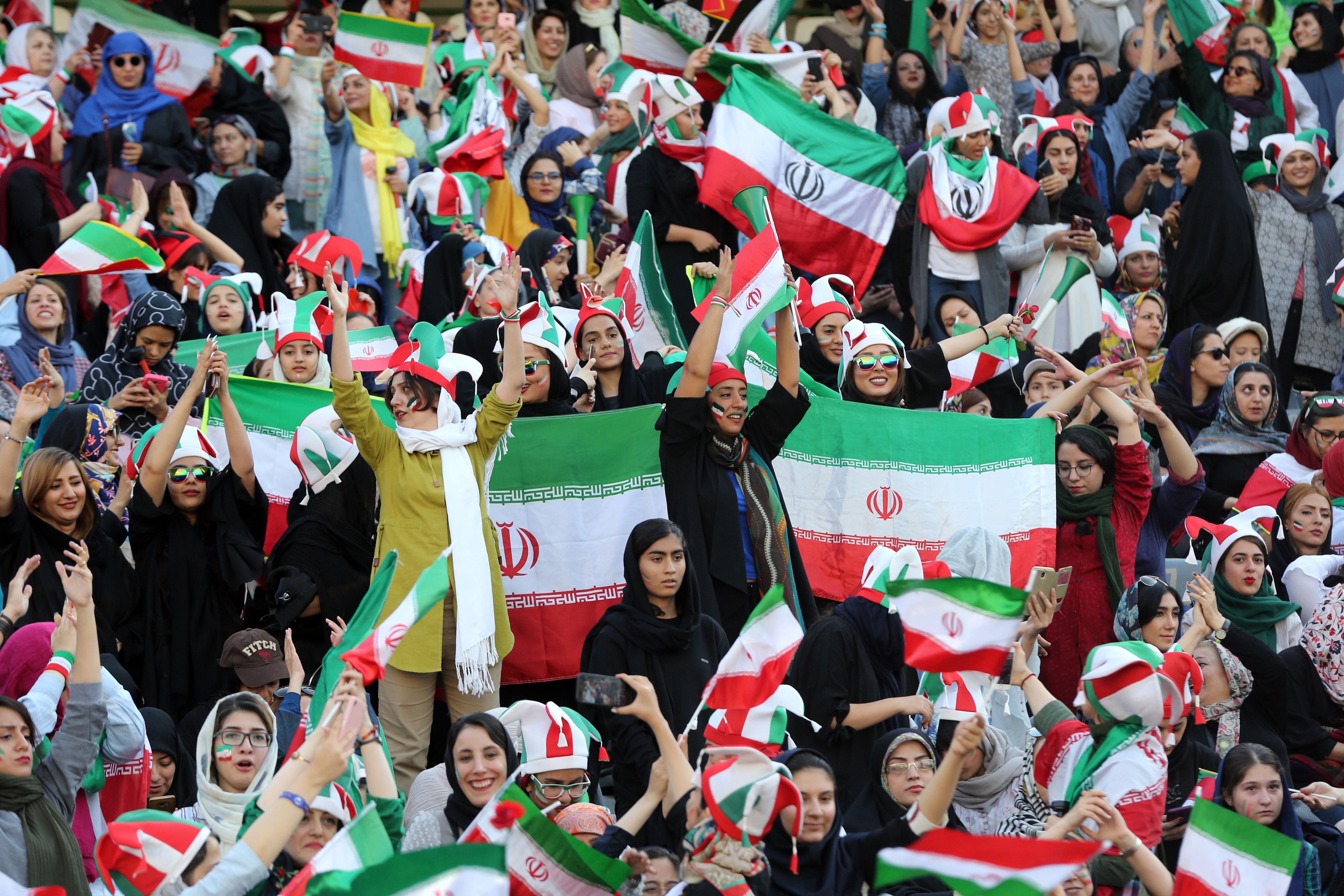 İranda kadınlar 40 yıl sonra stadyumda maç izlediler