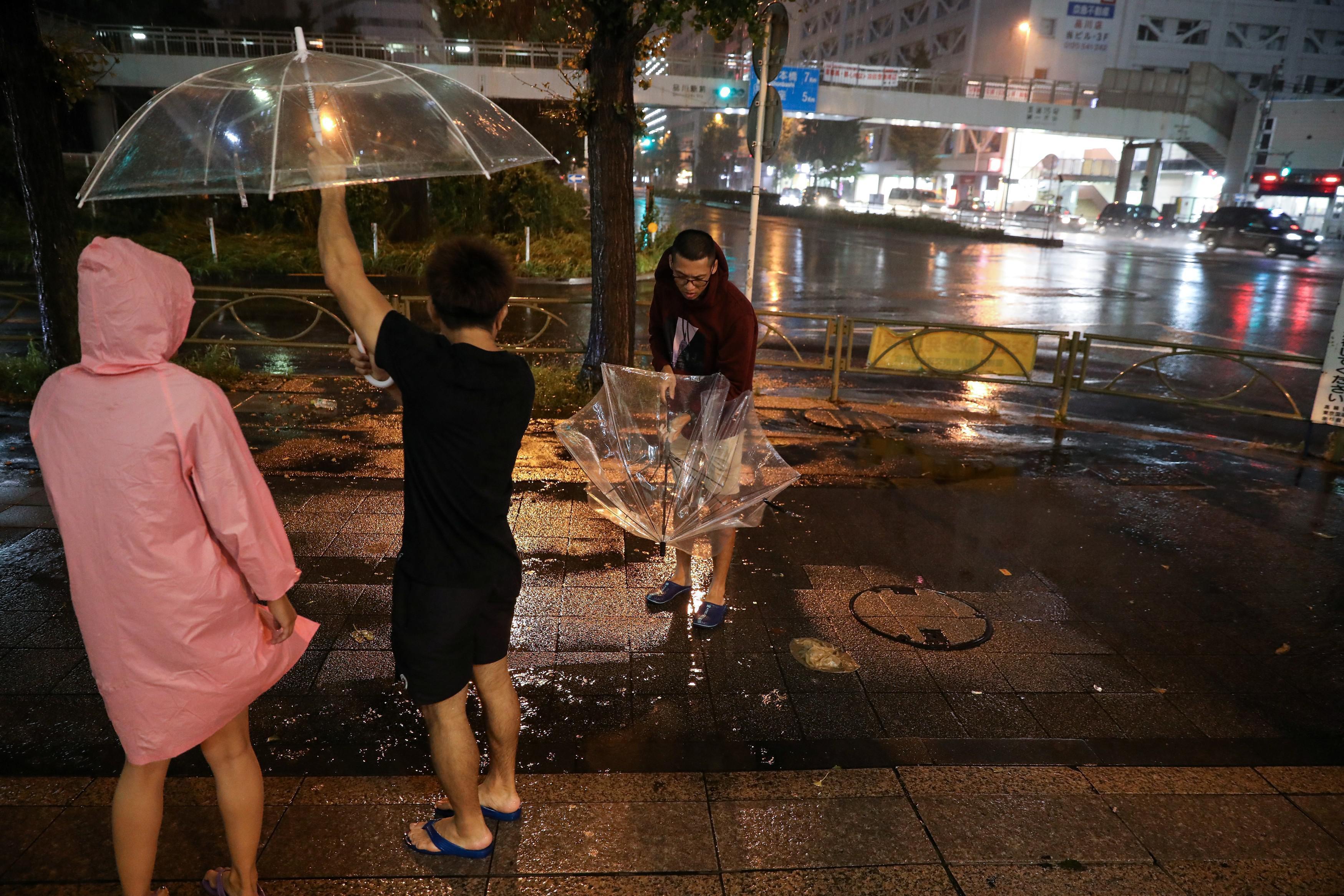 Japonya’daki süper tayfun halka zor anlar yaşatıyor