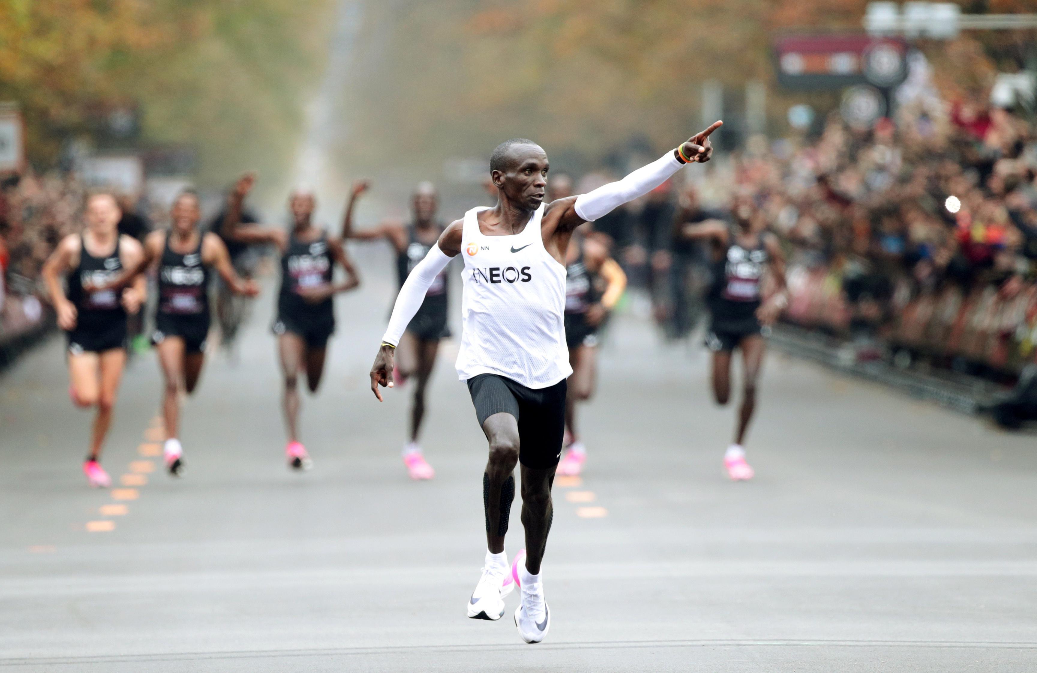 Kenyalı atlet Eliud Kipchoge tarihe geçti