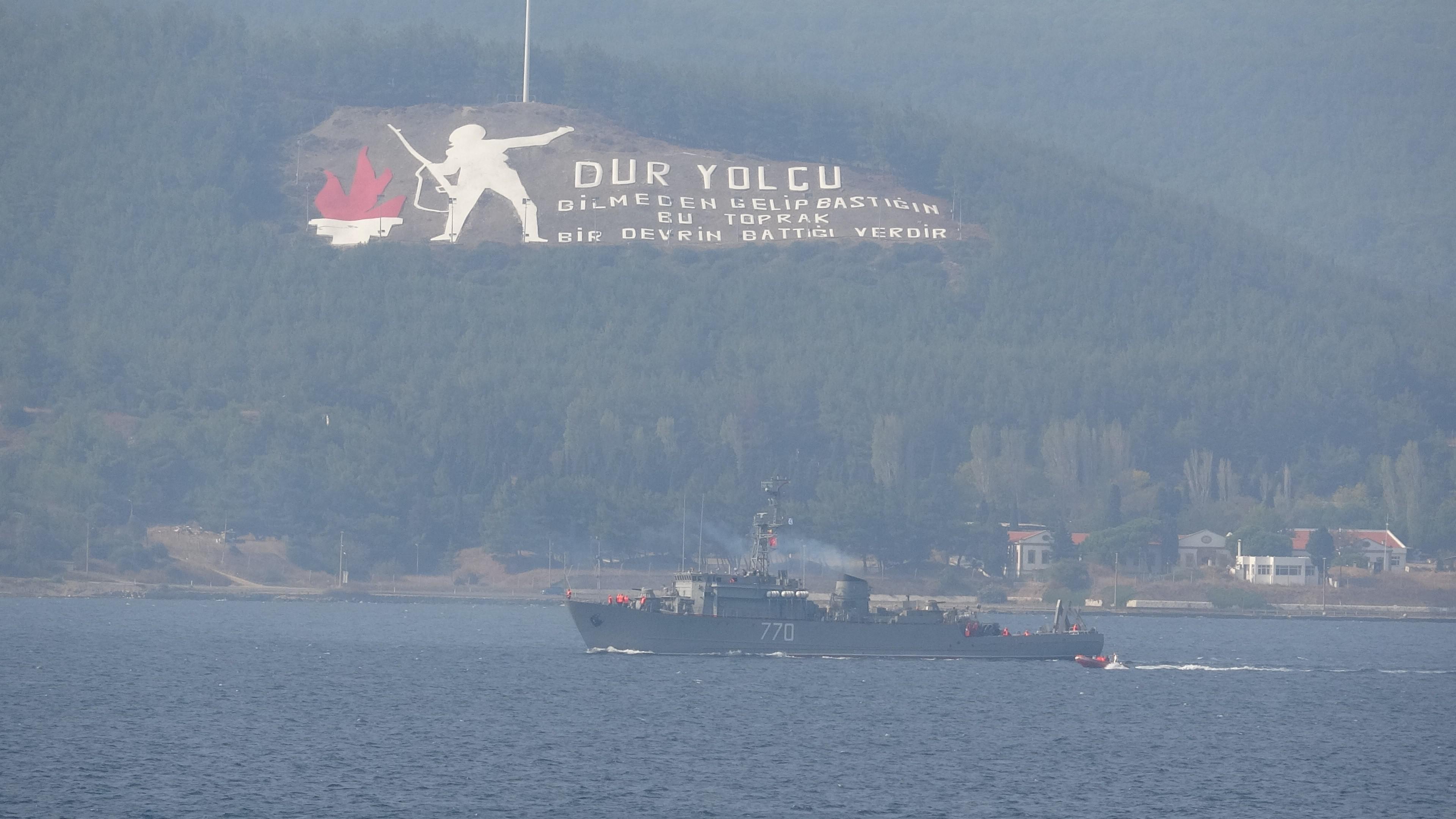 2 Rus savaş gemisi Çanakkale Boğazı’ndan geçti