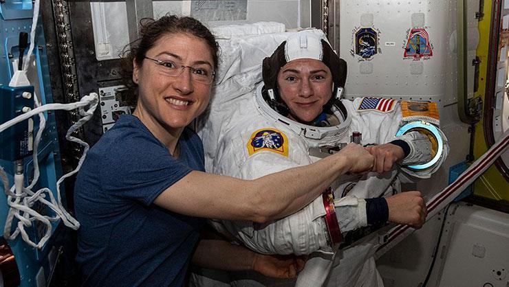 Tarihte ilk defa iki kadın astronot aynı anda uzay yürüyüşü yaptı
