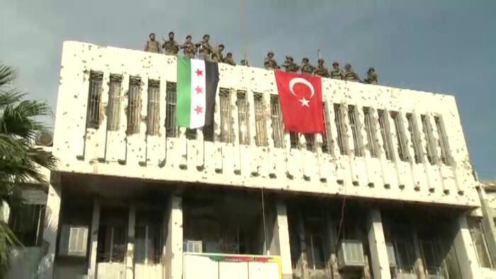 TSK terör örgütü YPG binasına bayrak astı