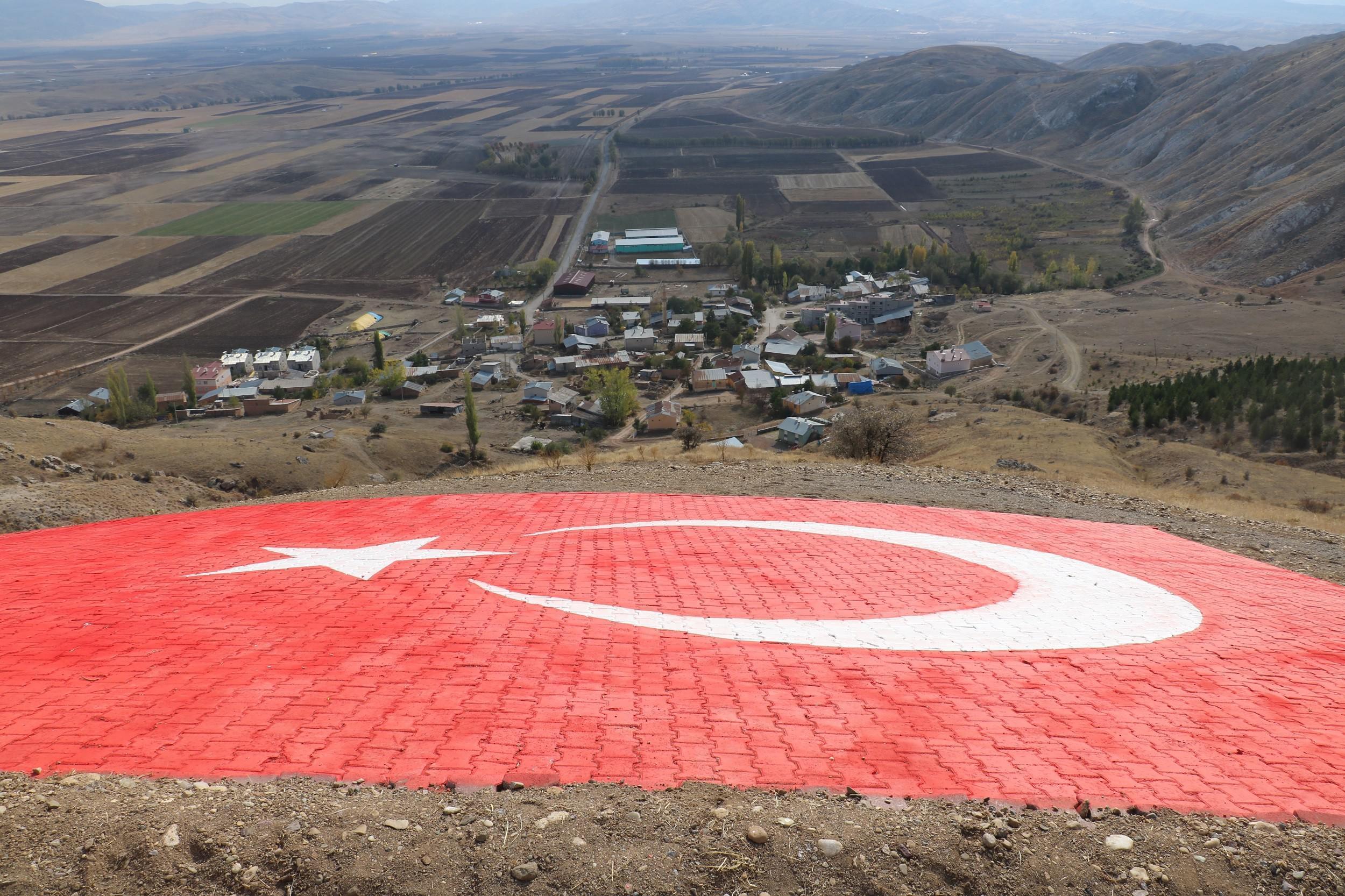 Zorlukla yaptıkları Türk bayrağının adını Barış Pınarı koydular