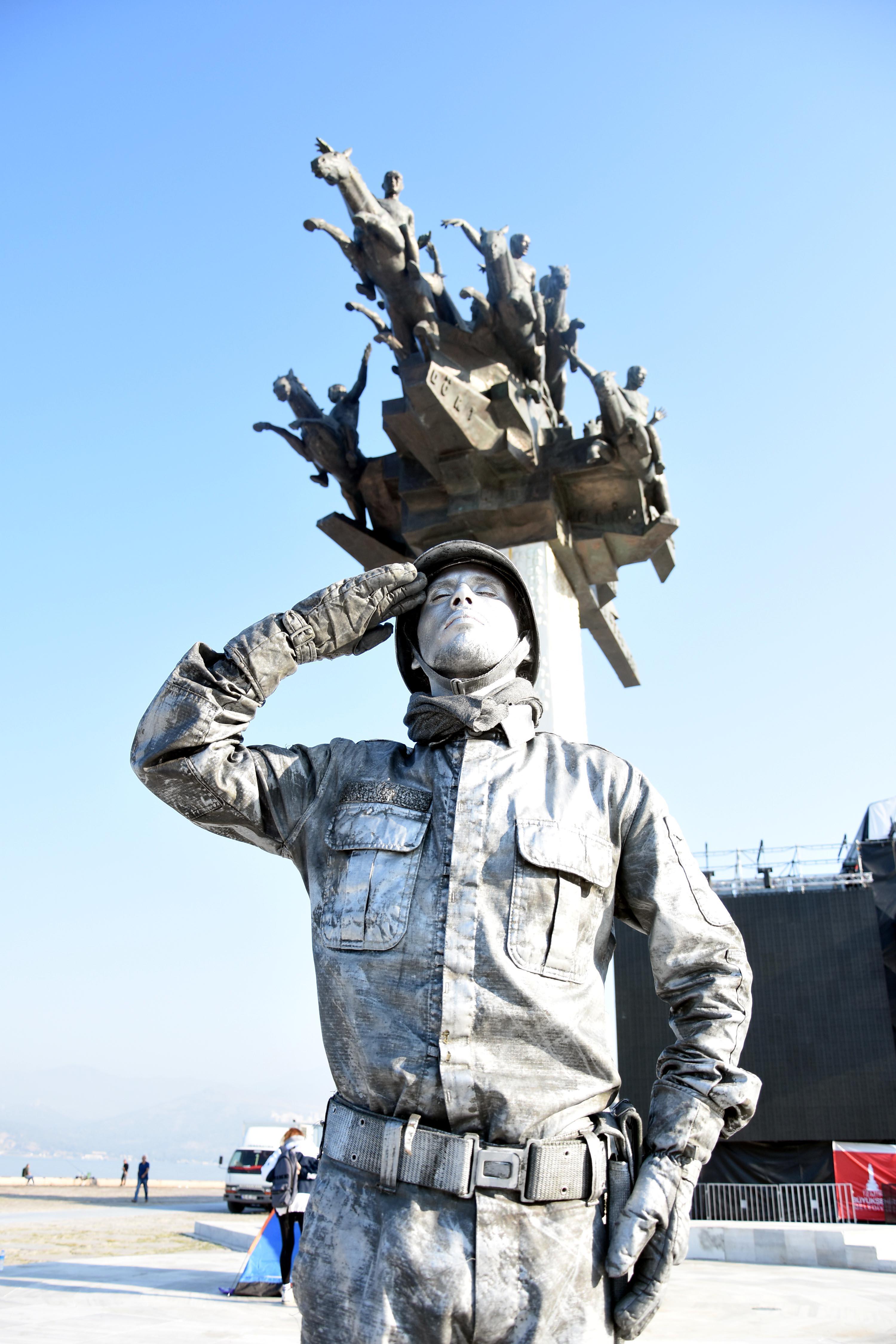 Asker selamı veren canlı heykelin rekor denemesi