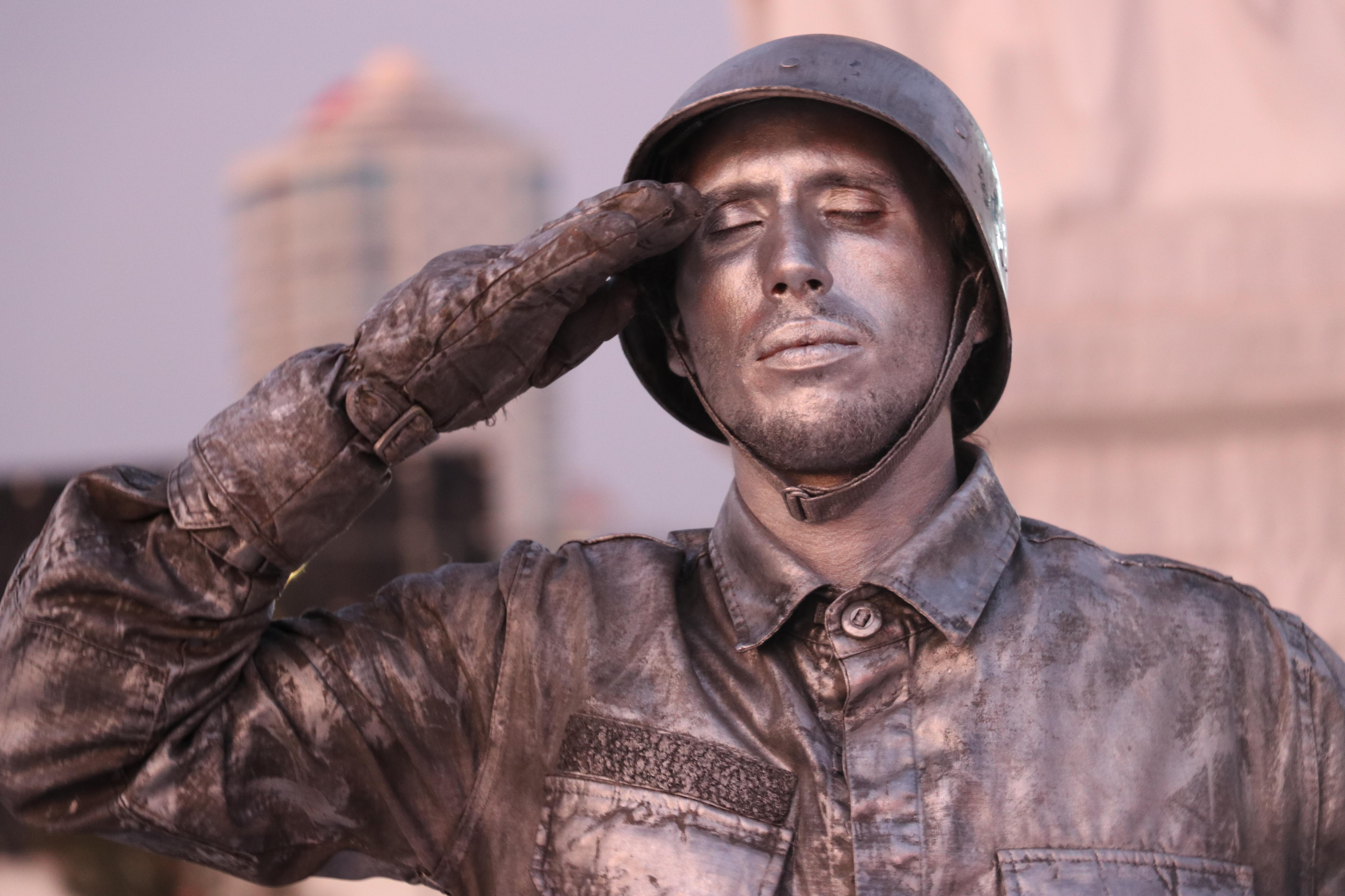 İzmirli canlı heykel asker selamıyla rekor kırdı