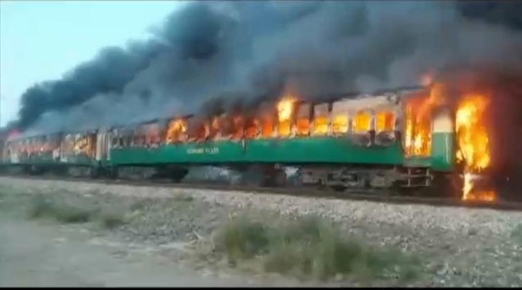 Pakistanda tren yangını faciası: 62 kişi öldü