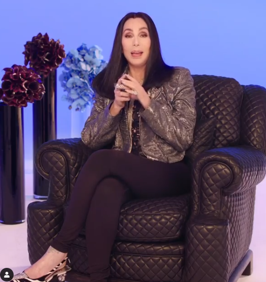 Cher, Hakan Akkaya tasarımı ceket giydi