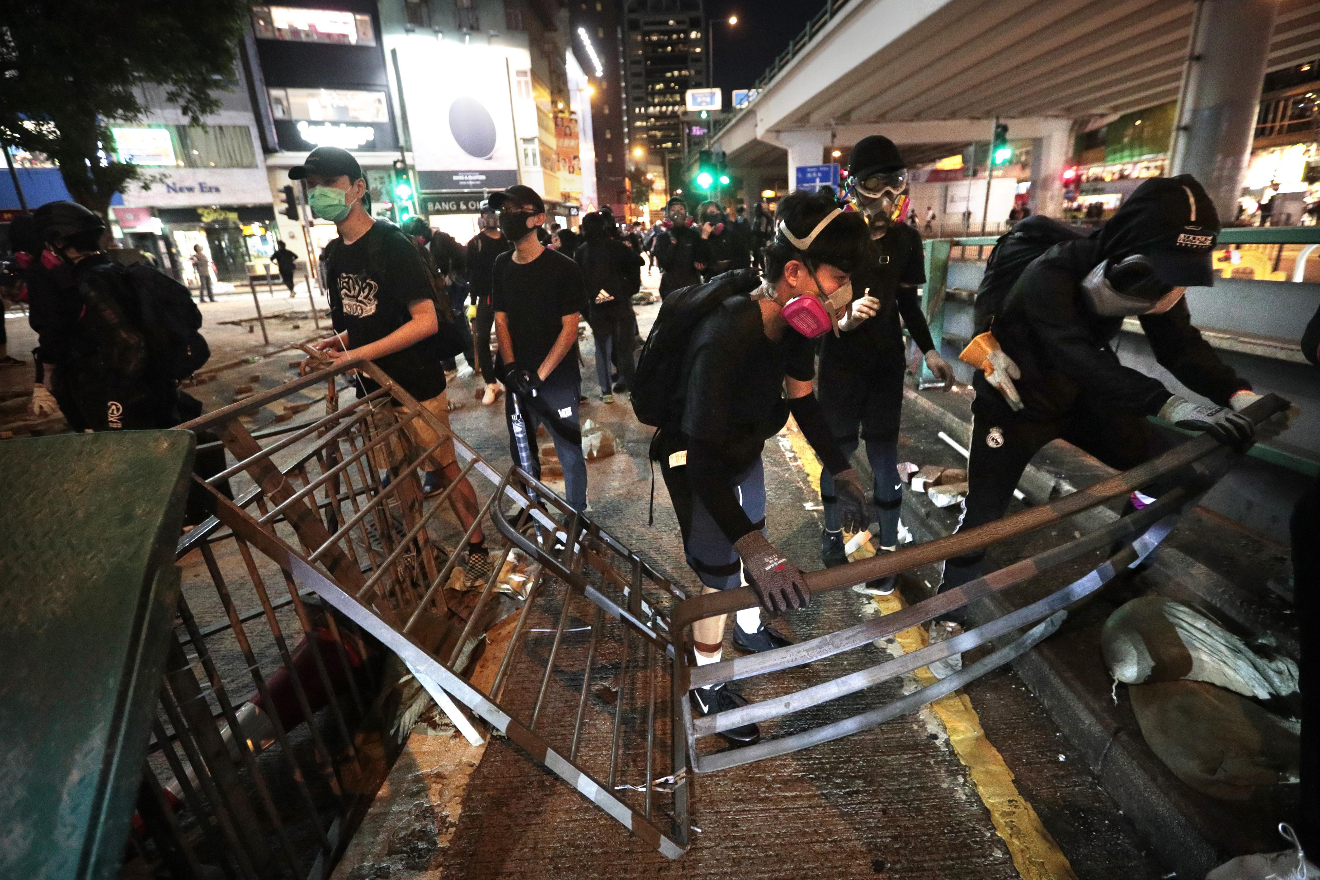 Hong Kongta protestolar giderek şiddetleniyor