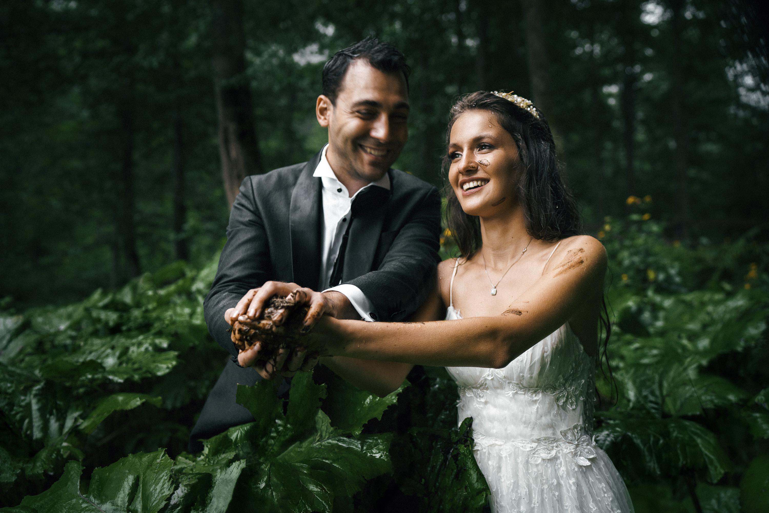 Doğada düğün fotoğrafları çektiren çift, yağmurun azizliğine uğradı