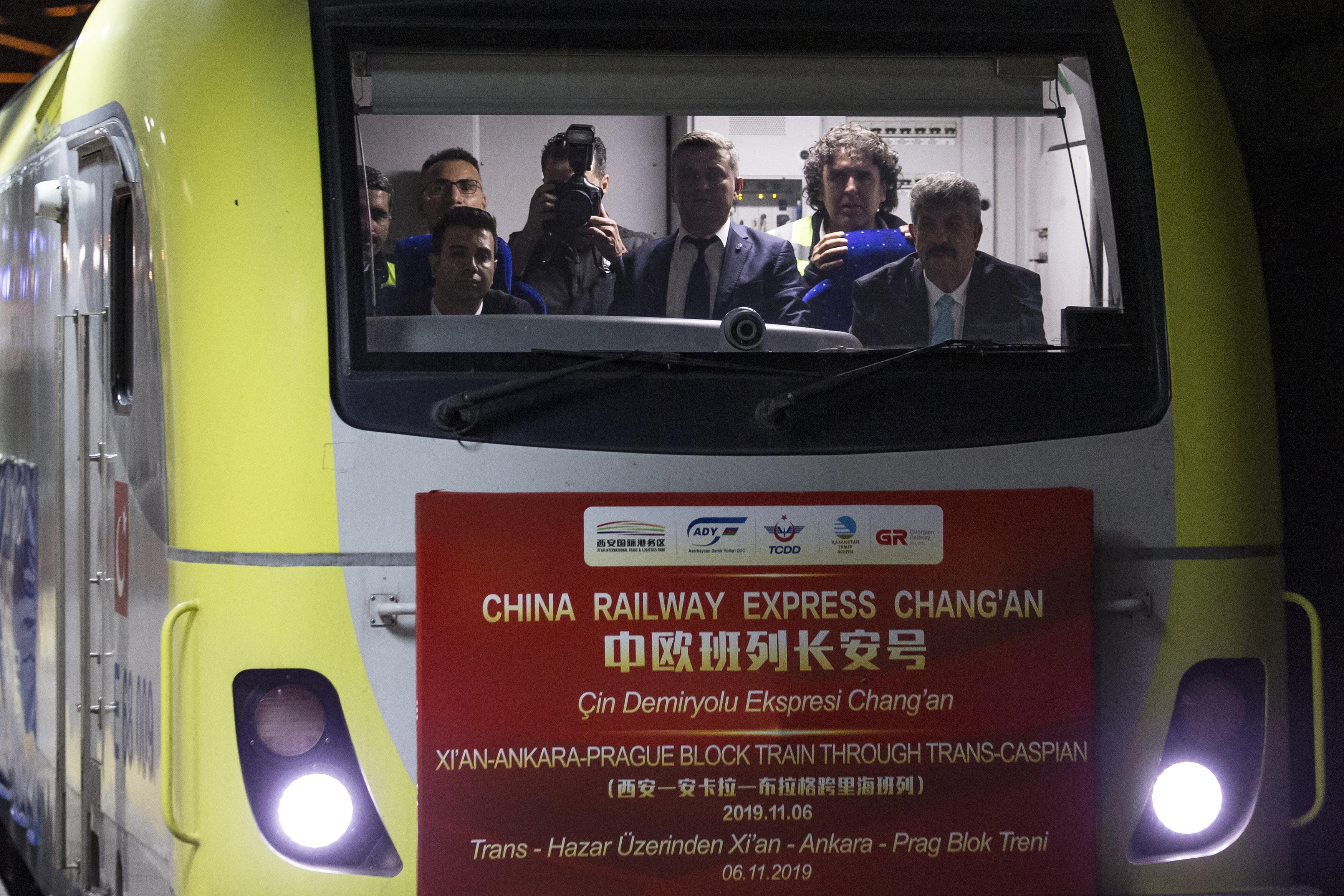 Tarihi anlar Çinden Avrupaya giden ilk yük treni Marmaraydan geçti