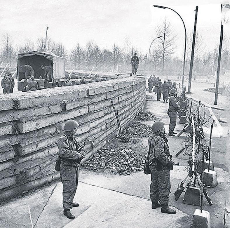 Berlin Duvarının kaçış tüneli halka açıldı