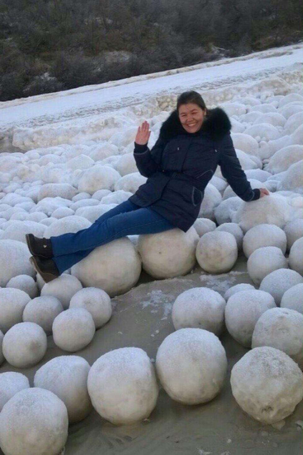 Finlandiyadaki plaj yumurta şeklinde buzlarla kaplandı