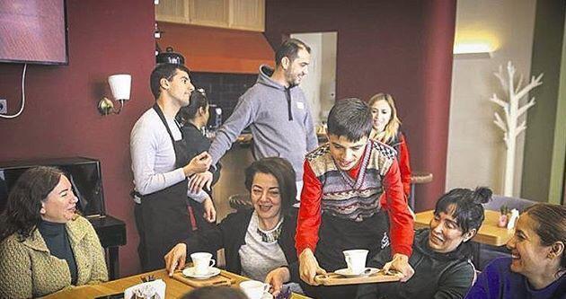 Otizmli gençler cafede çalışıyor insanlarla sosyalleşiyor