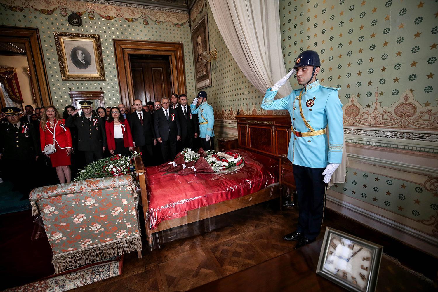 Atatürk’ü, son nefesini verdiği odasında andılar (Dolmabahçe Sarayı 10 Kasım’da ücretsiz mi)