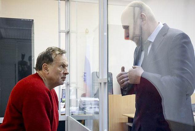 Katil profesör Oleg Sokolov mahkemeye cam kafeste çıktı