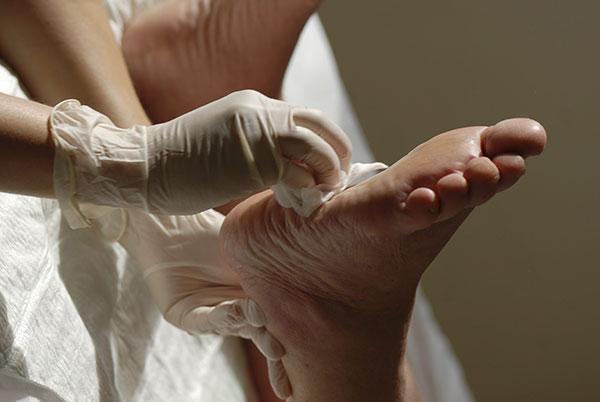 Diyabet hastaları ayaklarını nasıl korumalı