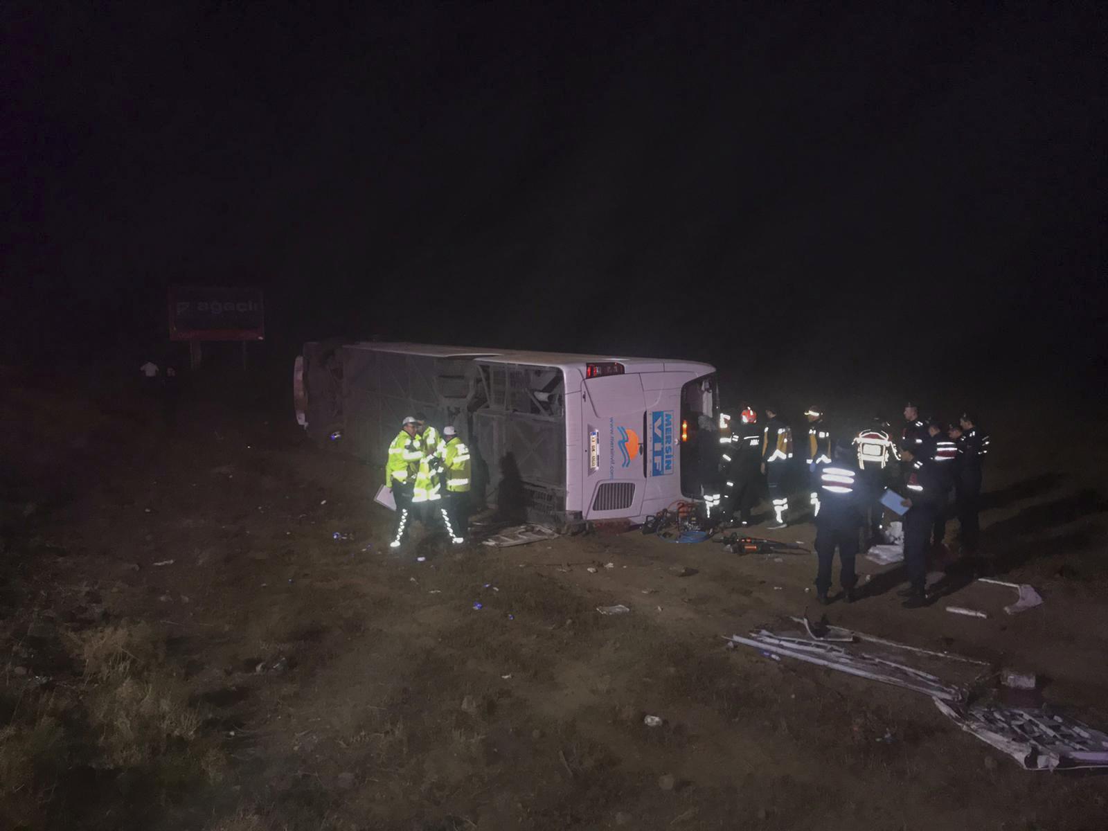 Aksaray’da yolcu otobüsü devrildi: Ölü ve yaralılar var