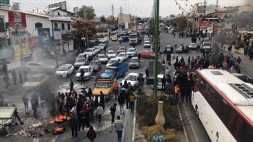 İrandaki gösterilerde 1 polis öldü