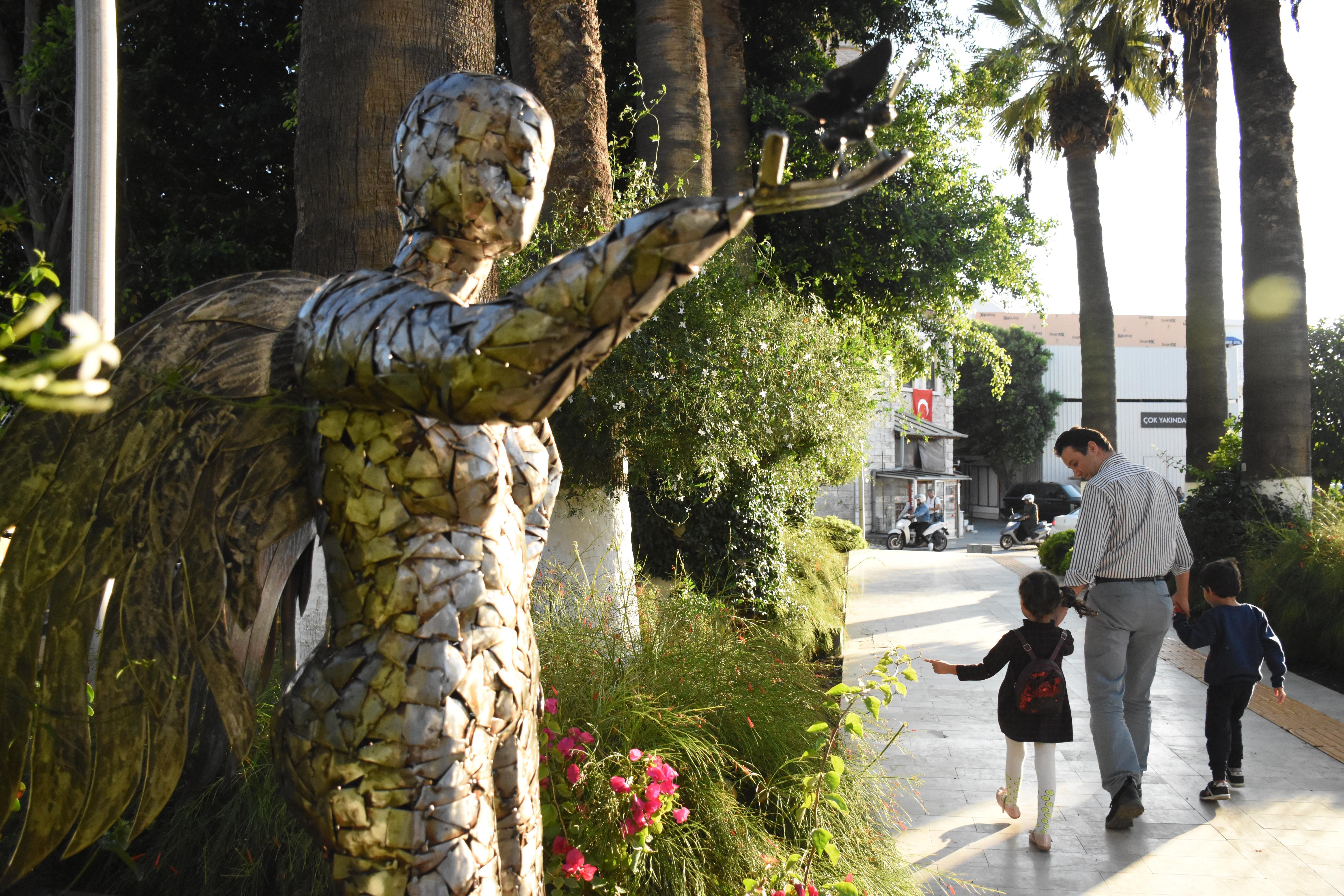 Kanser hastalığı nedeniyle yaşamını yitiren Neslican Tay’ın heykeli dikildi