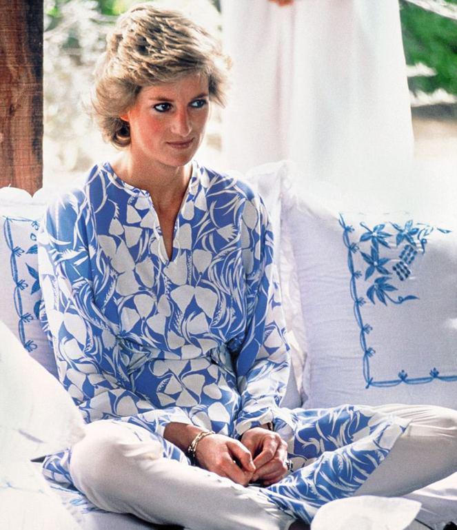 Lady Diananın dans elbisesi yeniden satılıyor